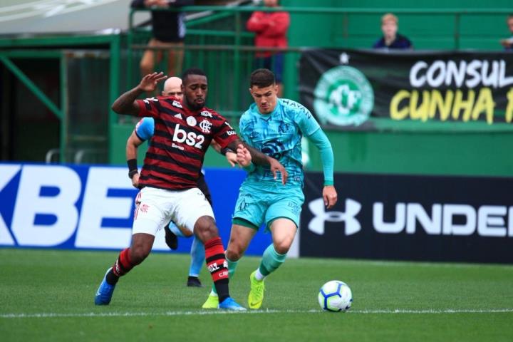 Fla bate a Chapecoense-SC e segue firme na liderança do Brasileirão
