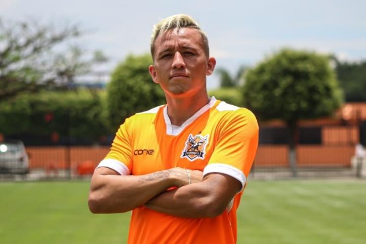 Volante Marquinhos é apresentado pelo Nova Iguaçu