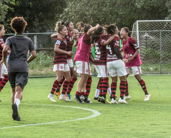 Meninas do Fla revertem placar e se classificam