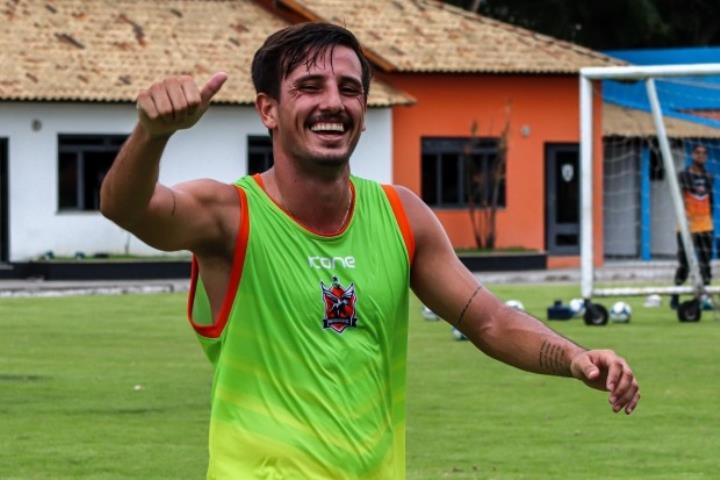 Galhardo festeja paternidade e promete classificar o Nova Iguaçu para a 2ª Fase do Carioca