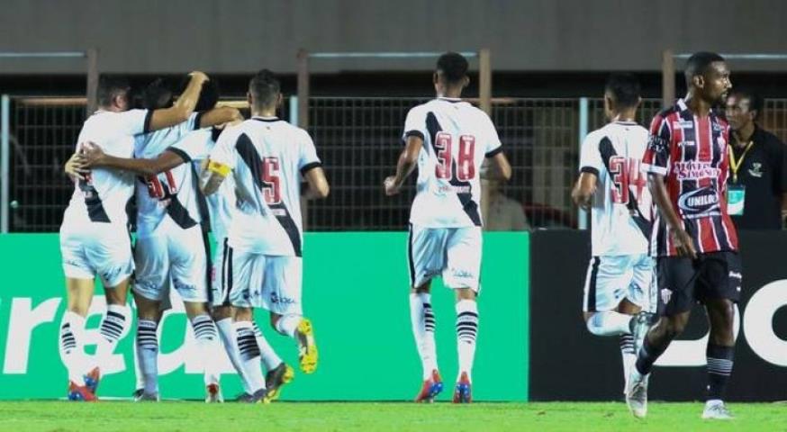 Vasco bate o Serra-ES e avança na Copa do Brasil
