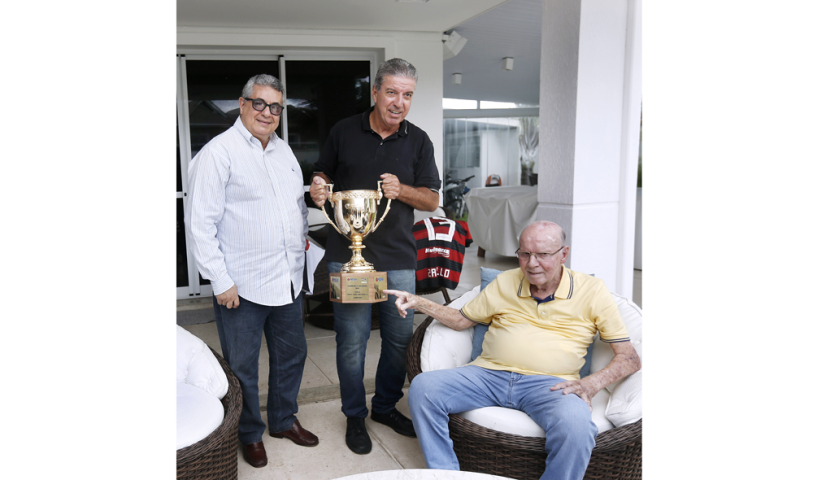 Zagallo conhece o troféu do Carioca 2019
