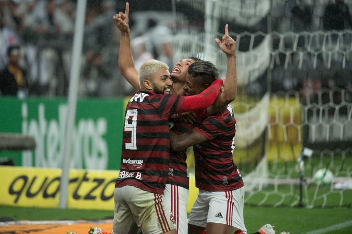 Flamengo vence em Itaquera e abre vantagem