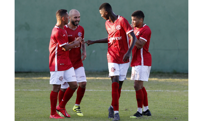 America vence o Angra e assume a liderança