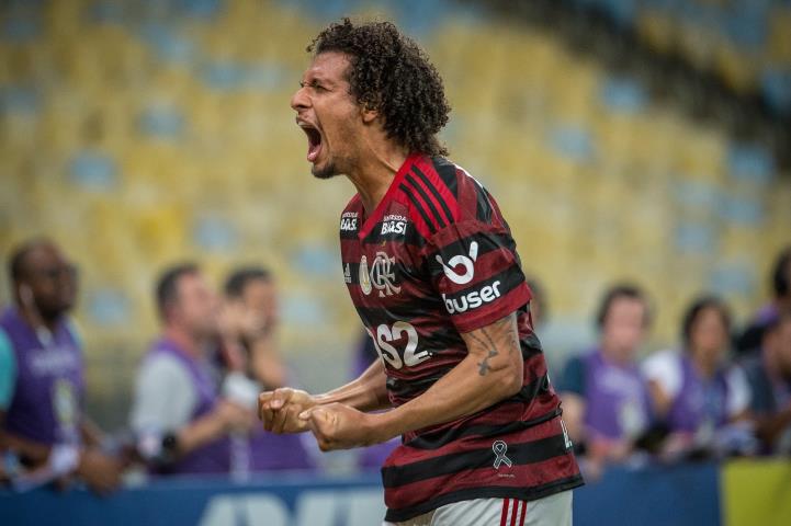Flamengo vence e reduz a vantagem do líder Santos-SP