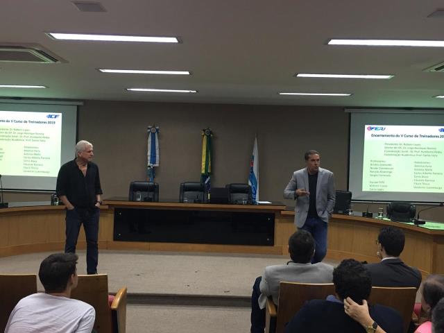 Luxa e Mello participam da aula de encerramento do Curso de Treinadores