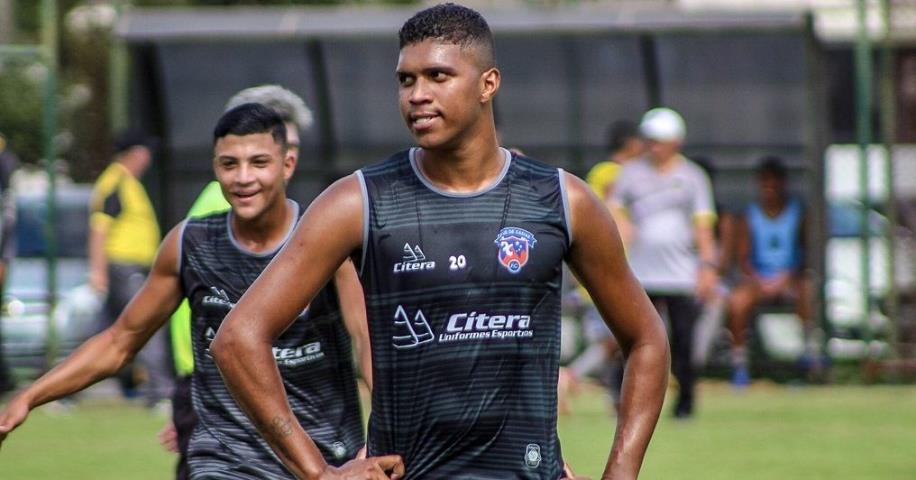 Loran celebra seu primeiro gol pelo Duque de Caxias