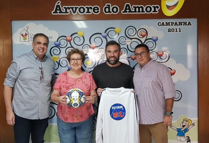 FERJ visita a Casa Ronald e doa Bola da final do Carioca