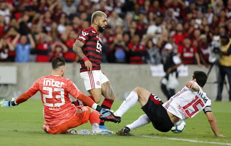 Fla empata, mas segue na liderança do Brasileirão