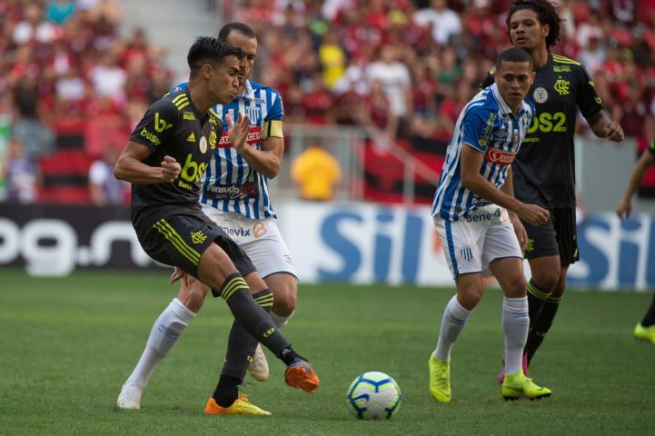 Flamengo goleia e segue líder do Brasileiro
