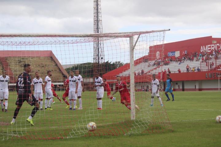 America goleia o Americano