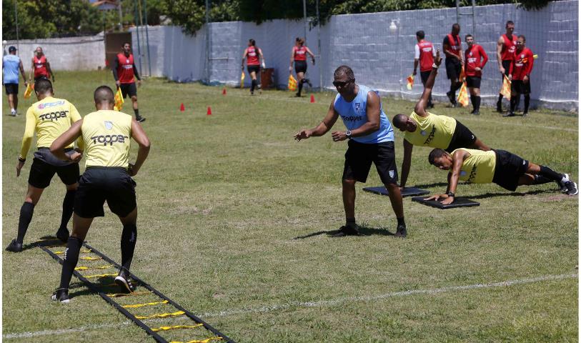 Árbitros e assistentes trabalham duro no CT em Saquarema