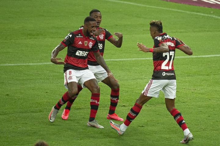 Fla goleia e se classifica na Libertadores
