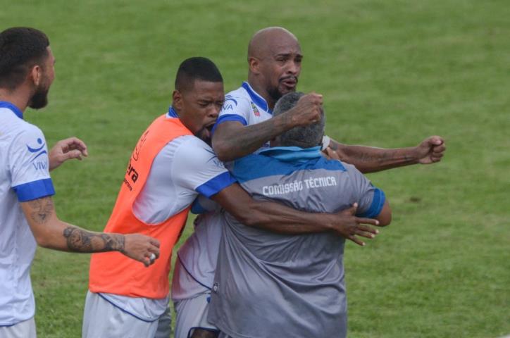 Sampaio vence e se garante na decisão