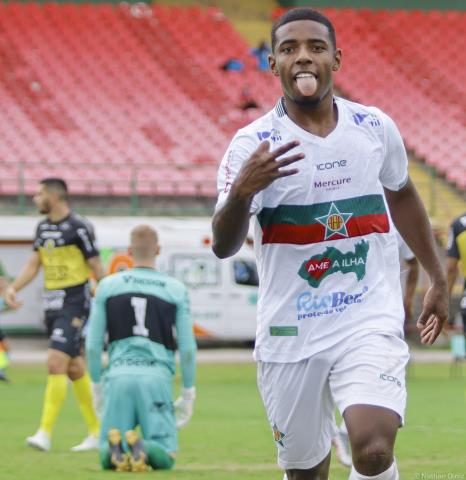 Lusa bate o Cascavel e sobe na tabela