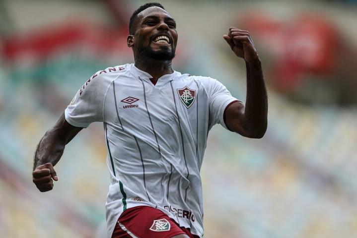 Flu vence o Santos e entra no G4
