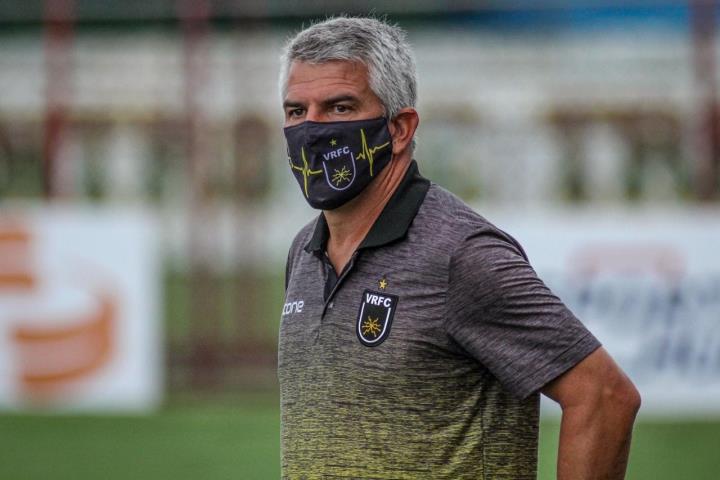 Neto Colucci analisa estreia no comando do Voltaço