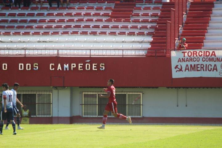 Atacante Breno celebra os primeiros gols com a camisa do America