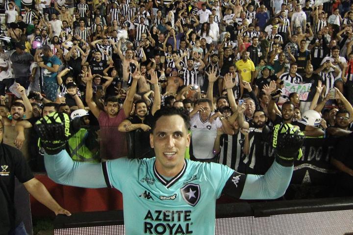 Gatito brilha nos pênaltis e Botafogo avança na Copa do Brasil