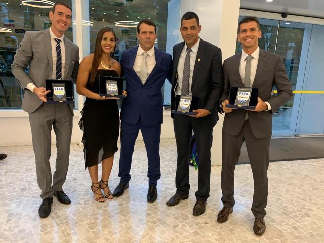 Árbitros do Rio recebem insígnias da FIFA