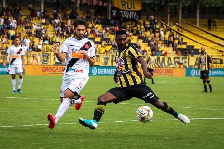 Voltaço e Vasco ficam no 0 a 0