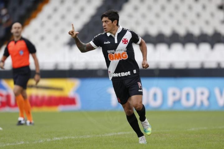 Vasco vence o Macaé e segue na briga