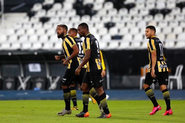 Voltaço vence o Flu e assume a segunda posição do Grupo B