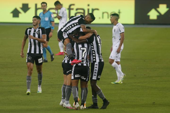 Bota derruba o invicto Galo no Nilton Santos