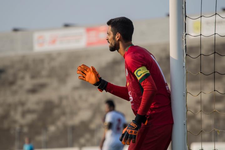 George completa marca com a camisa da Cabofriense
