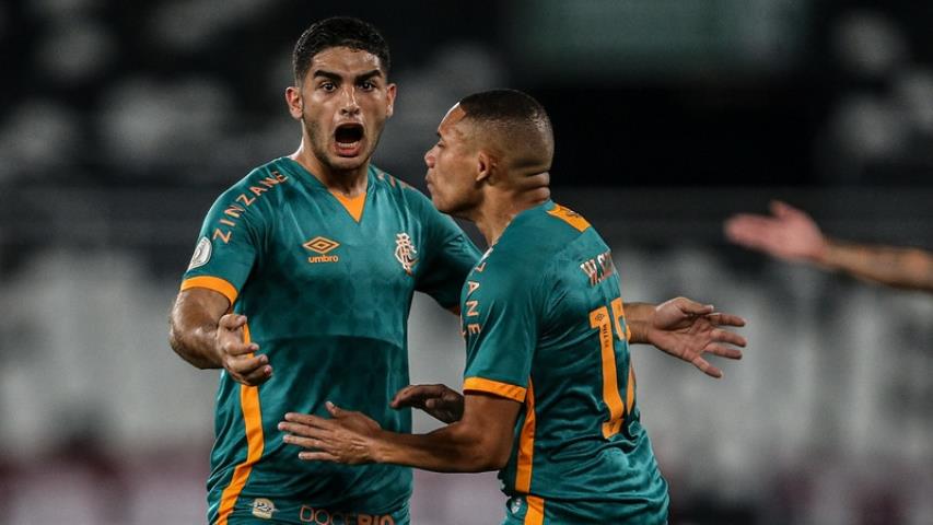 Flu goleia o Coritiba e sobe na tabela