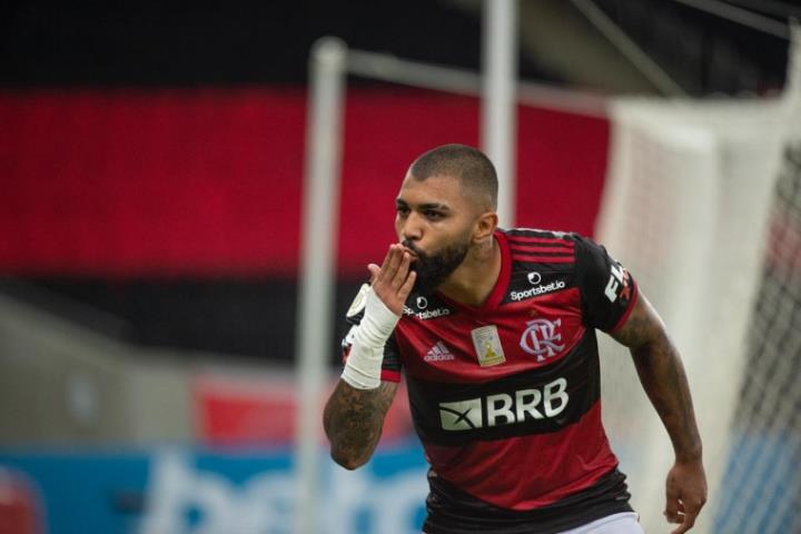 Flamengo vence a terceira seguida no Brasileirão