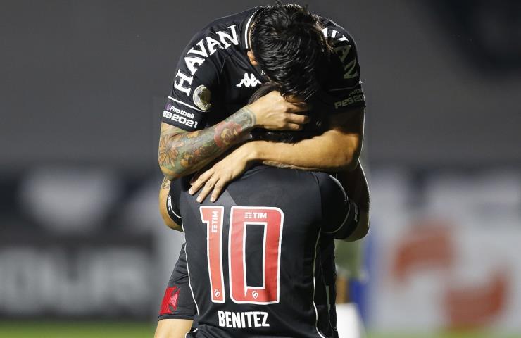 Cano marca e Vasco segue no G4