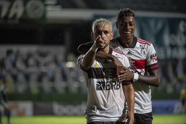 Fla vence o Goiás na Serrinha