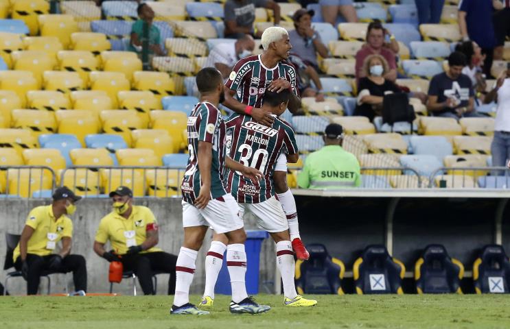 Keneddy brilha e Flu vence clássico no Maracanã