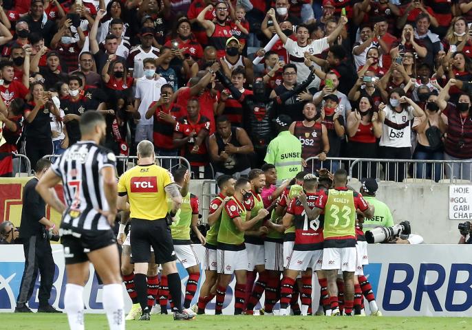 Fla bate o Atlético-MG e segue na briga pelo Brasileirão