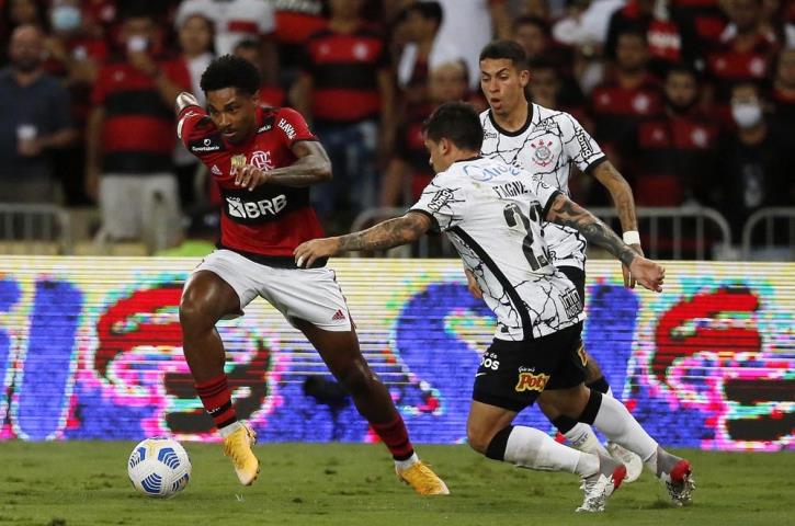 Com gol nos acréscimos, Fla bate o Corinthians