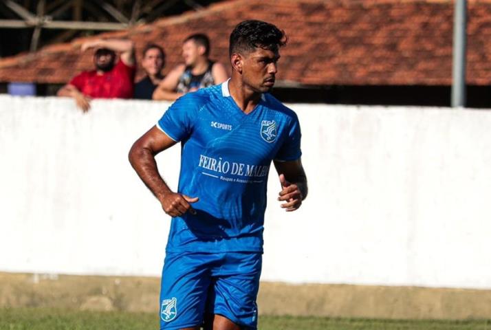 Macaé apresenta atacante Jonathan Pimpão