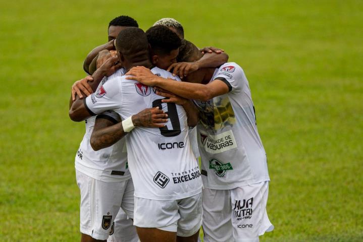 Voltaço goleia e avança na Copa do Brasil