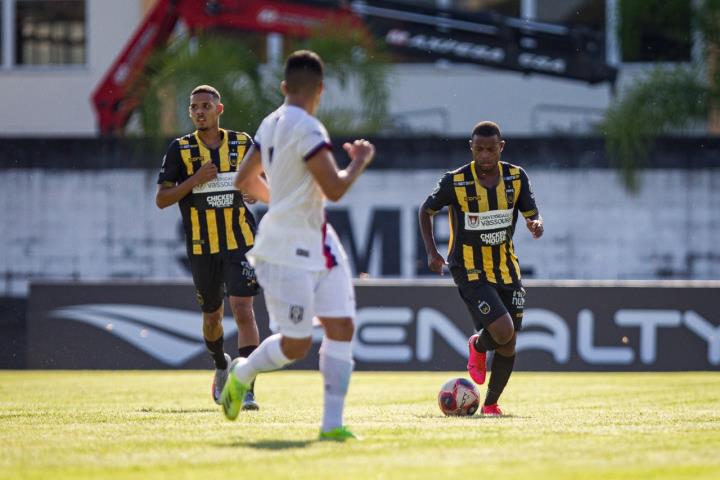 Resende vence o clássico e sobe pra terceiro