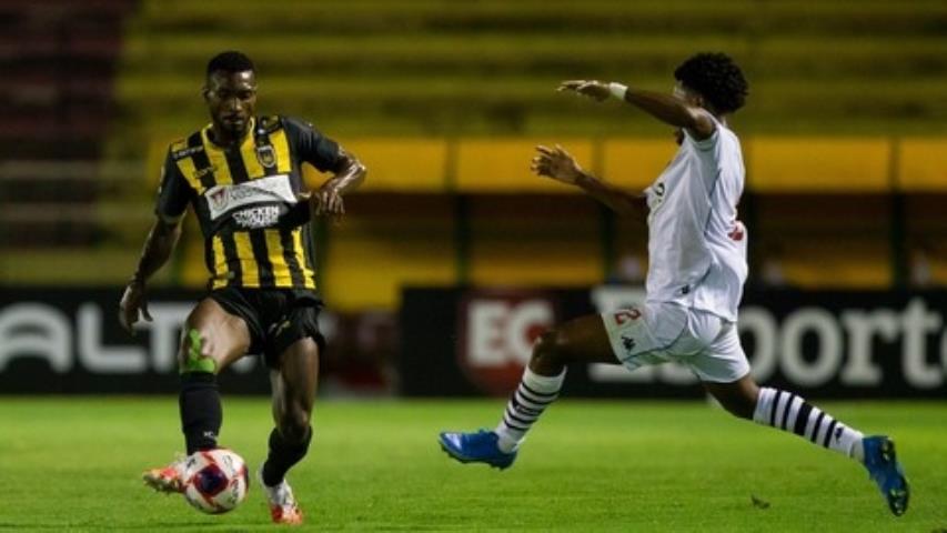 Voltaço derrota o Vasco e pula para segundo