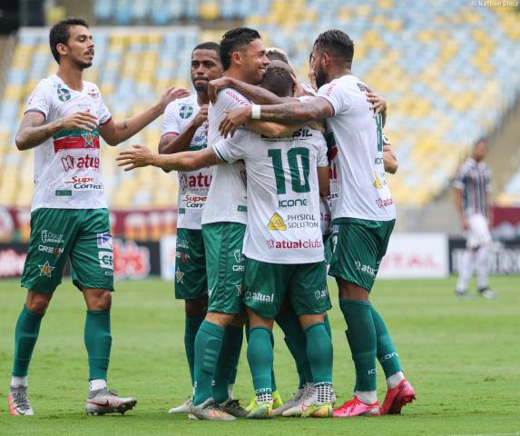 Lusa bate o Flu e assume a liderança