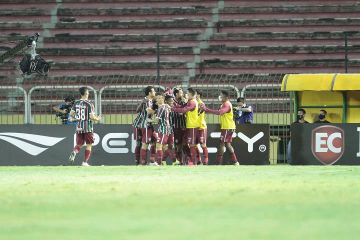 Flu goleia o Macaé e retorna ao G4