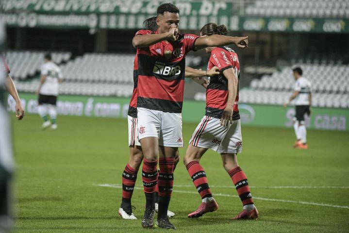 Flamengo sai em vantagem na Copa do Brasil