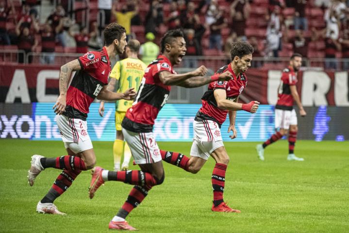 Fla goleia e avança na Libertadores