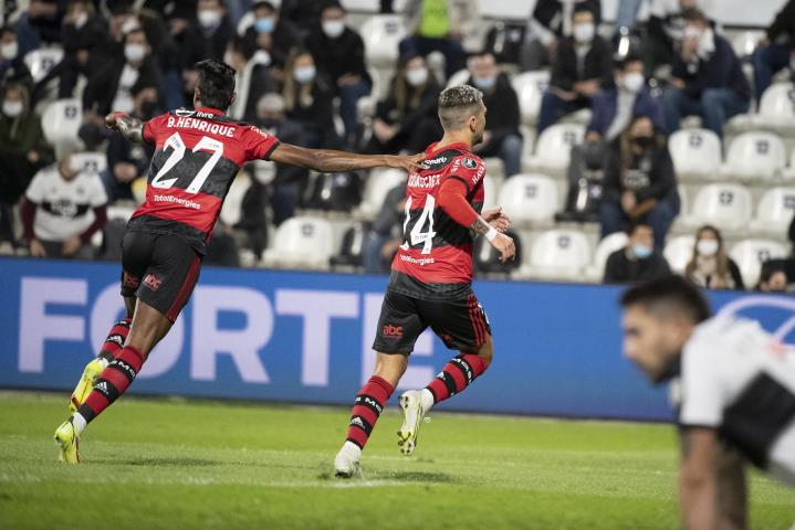 Fla ganha fora e fica perto da semifinal da Libertadores