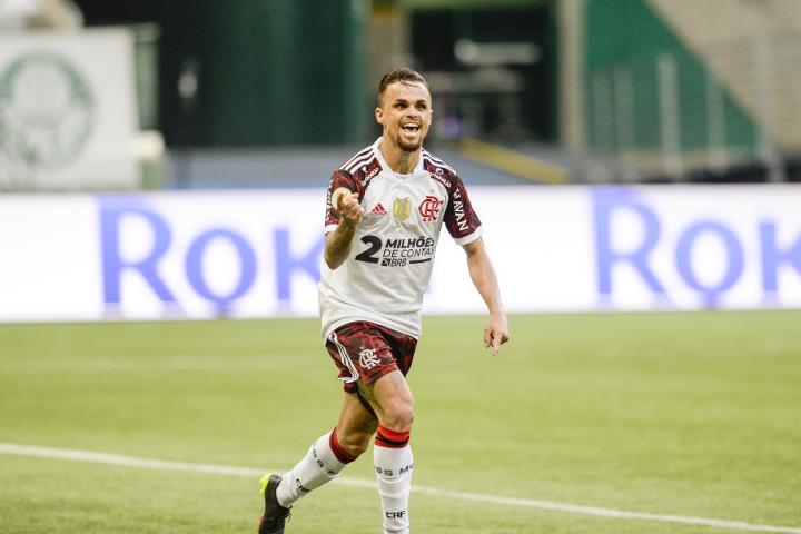 Flamengo vira sobre o Palmeiras e entra no G4