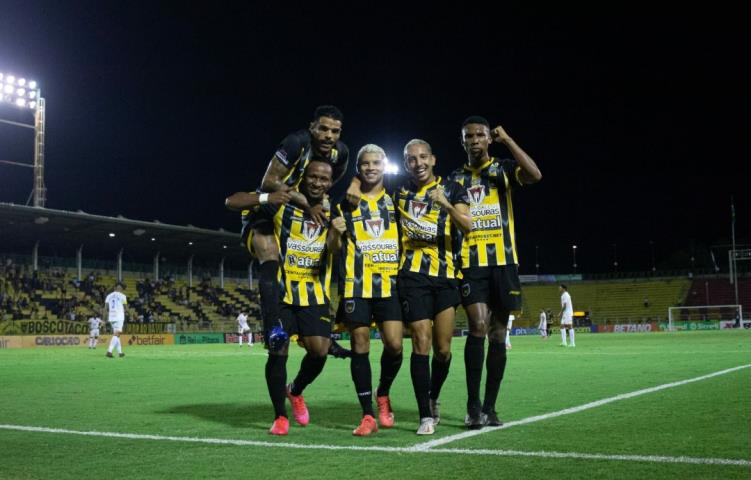 Voltaço goleia e respira no Cariocão Betfair