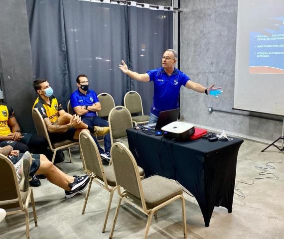 Voltaço recebe palestra do Departamento de Arbitragem da FERJ