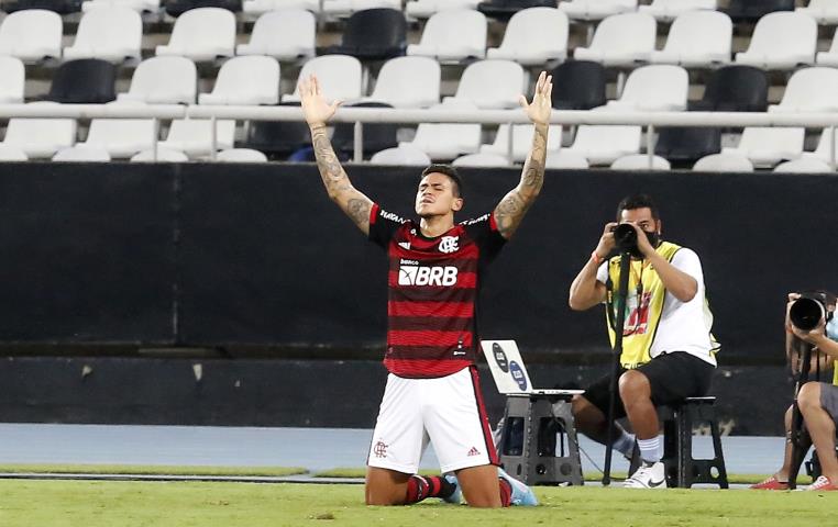 Flamengo vence o clássico e fica perto da vaga na semifinal