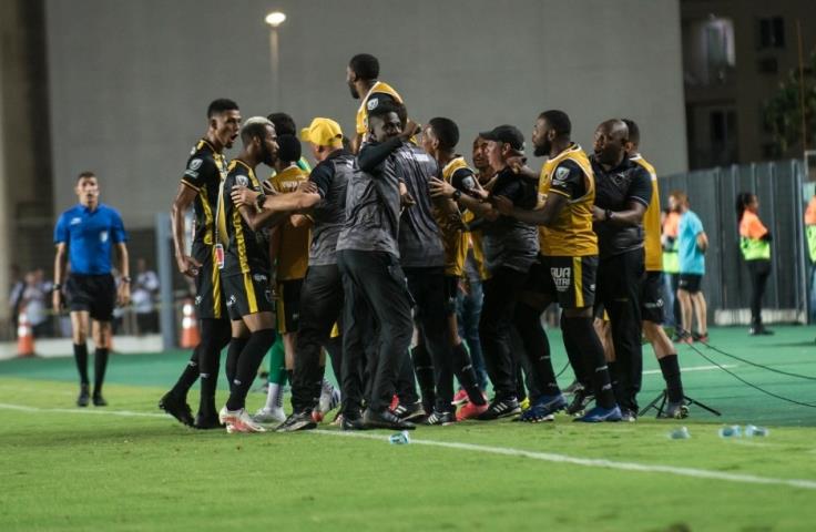 Voltaço sobe para a vice-liderança ao bater o Vasco